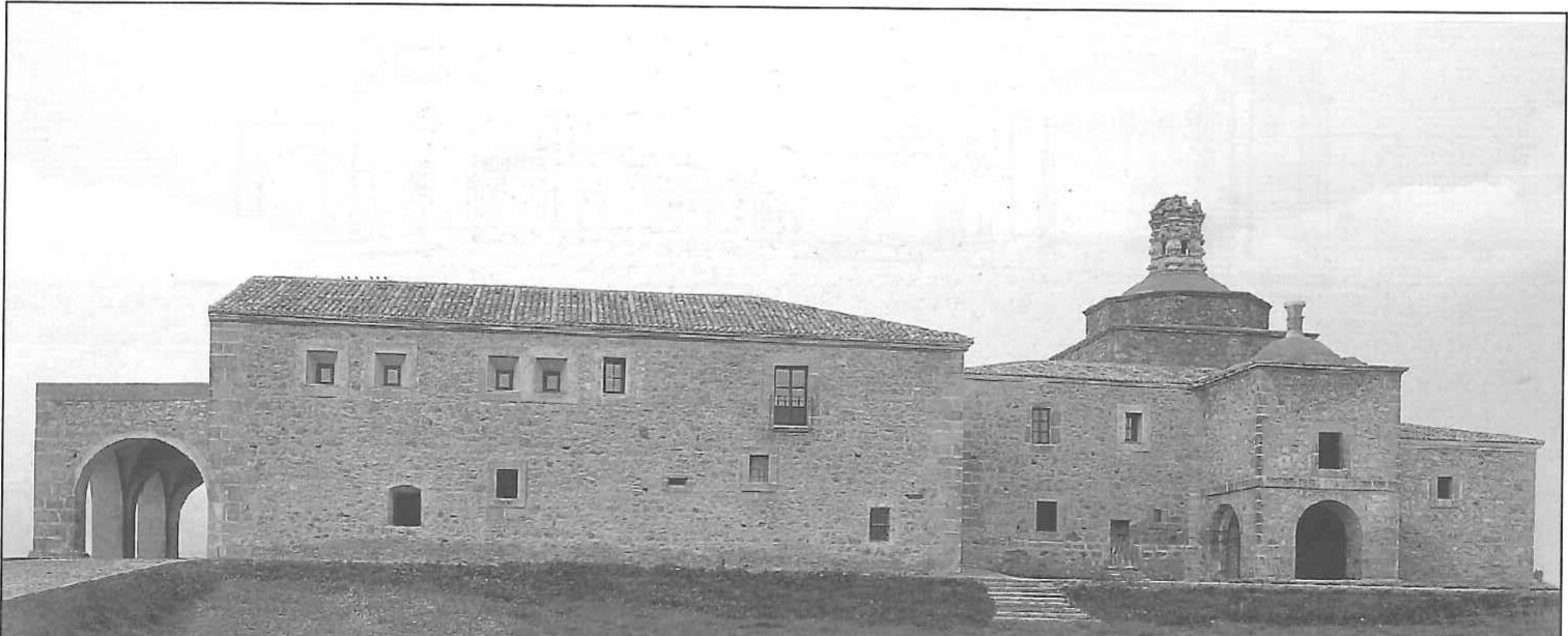 Fachada oriental del antiguo Convento de la Luz de Brozas