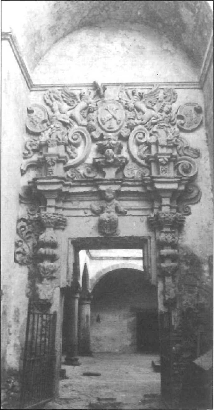 Puerta reglar barroca del convento